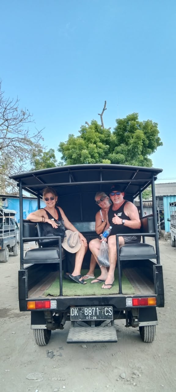 Taxi mobil siap mengantar wisatawan